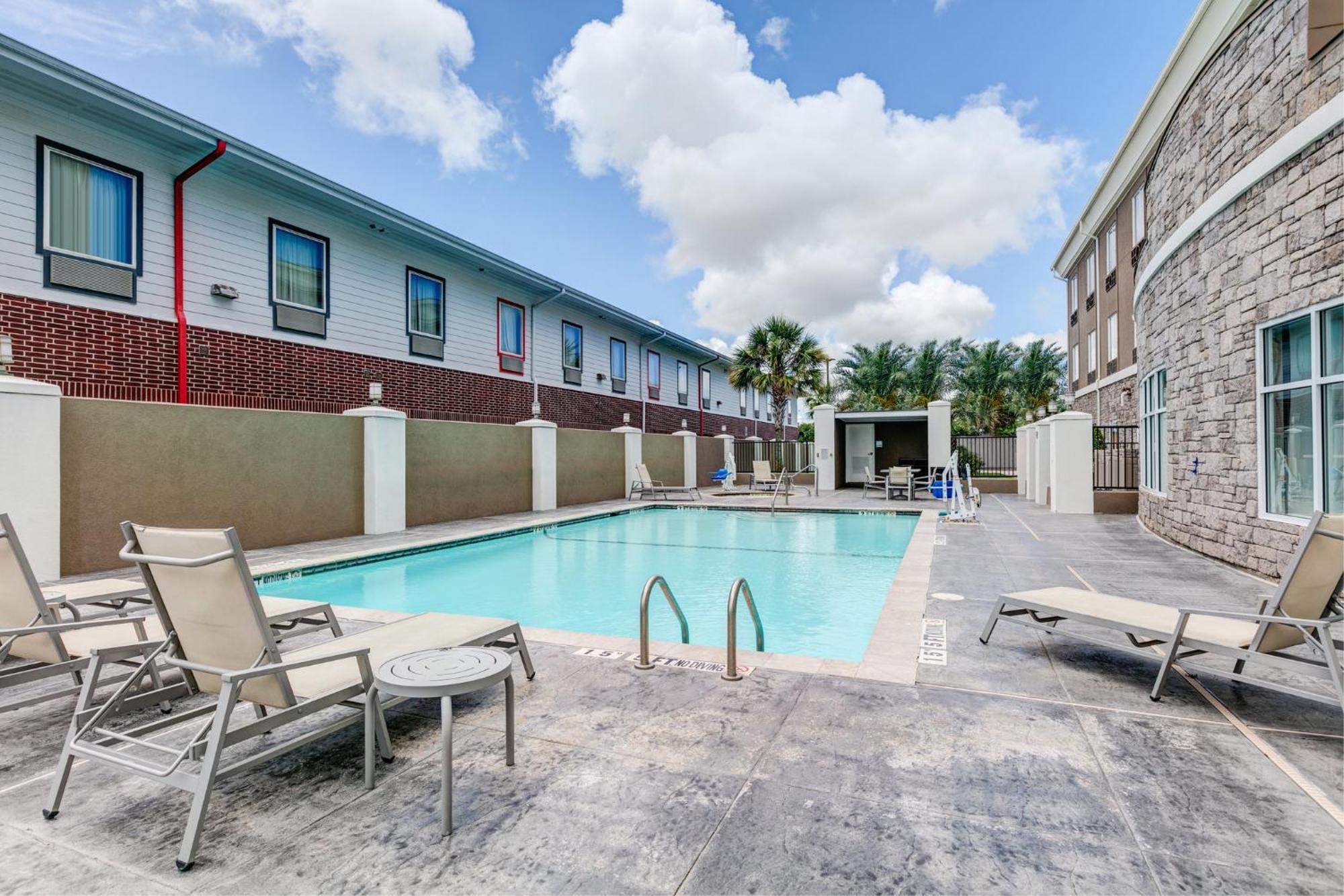Holiday Inn Express Hotel & Suites Clute-Lake Jackson By Ihg Exterior foto